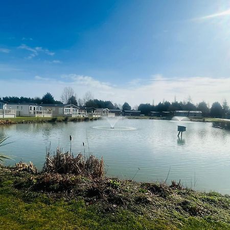 Lakeside Escape With Hot Tub Йорк Экстерьер фото
