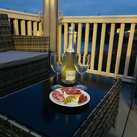 Lakeside Escape With Hot Tub Йорк Экстерьер фото