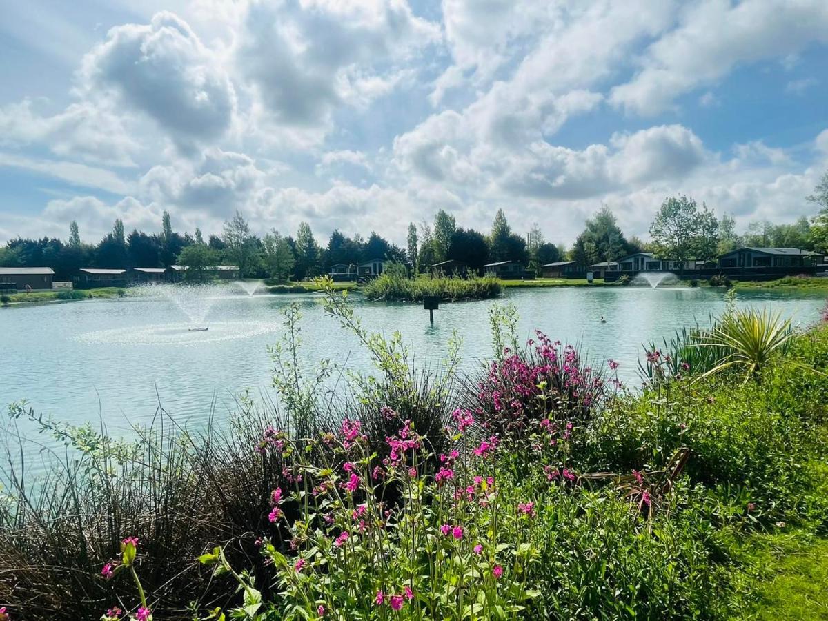 Lakeside Escape With Hot Tub Йорк Экстерьер фото