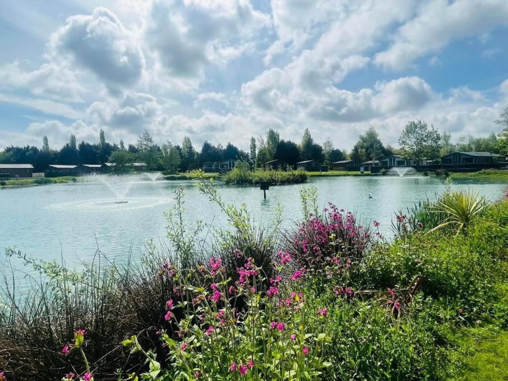 Lakeside Escape With Hot Tub Йорк Экстерьер фото