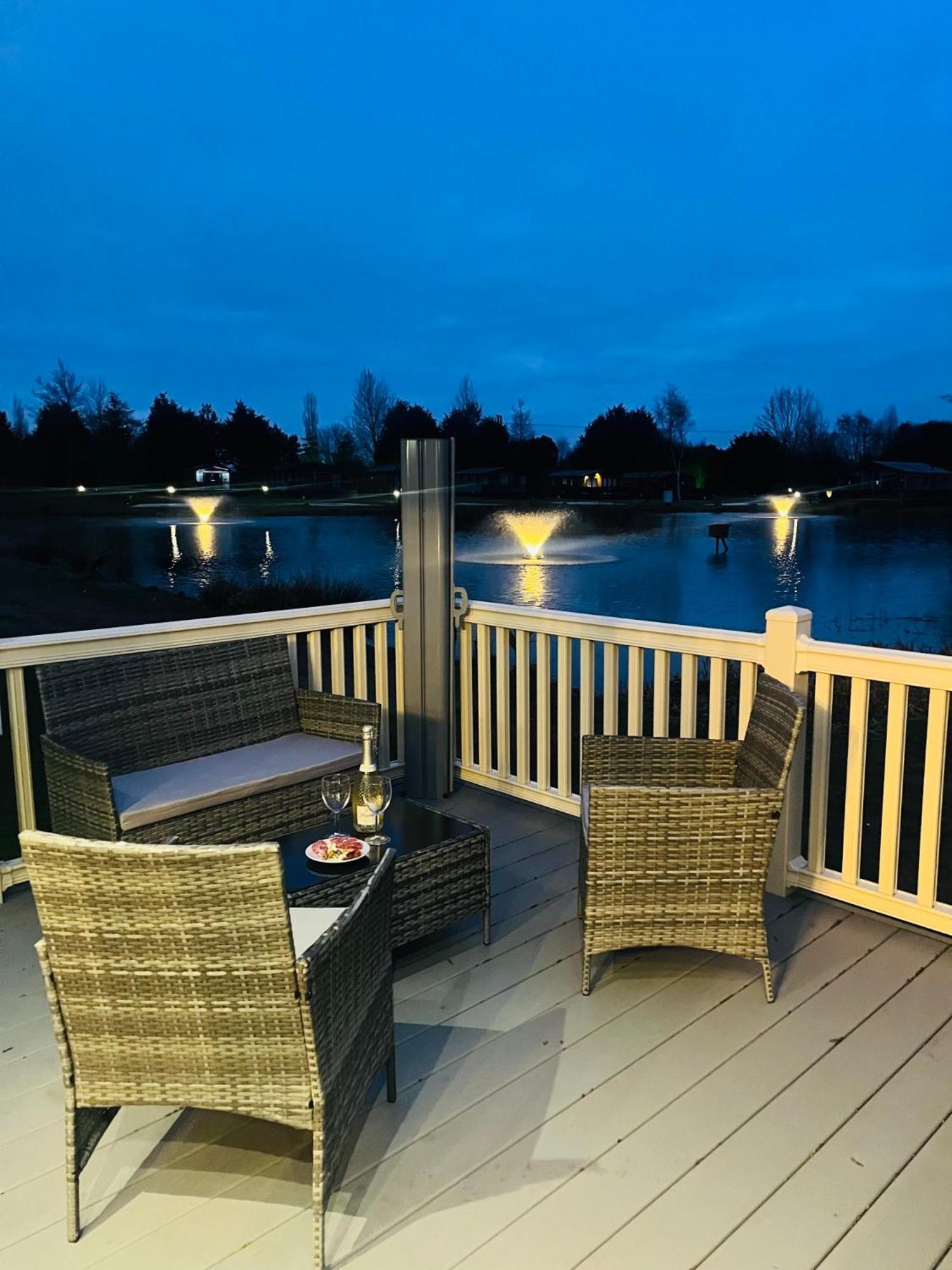 Lakeside Escape With Hot Tub Йорк Экстерьер фото